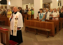 Modlitwie przewodniczy ks. Czesław Wawrzyńczak.