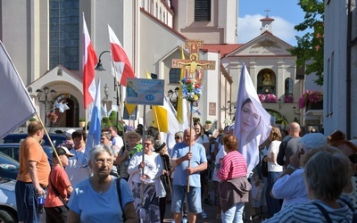 Kolejne dwie kolumny w drodze na Jasną Górę