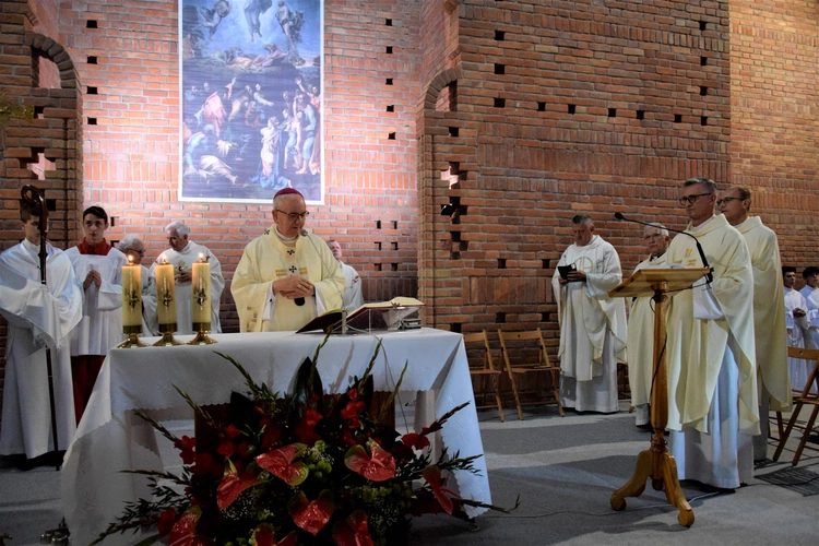 Pierwsza Msza św. w kościele parafialnym pw. Przemienienia Pańskiego w Lublinie. 