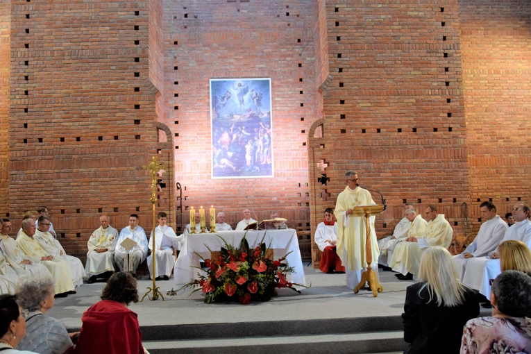 Pierwsza Msza św. w kościele parafialnym pw. Przemienienia Pańskiego w Lublinie. 