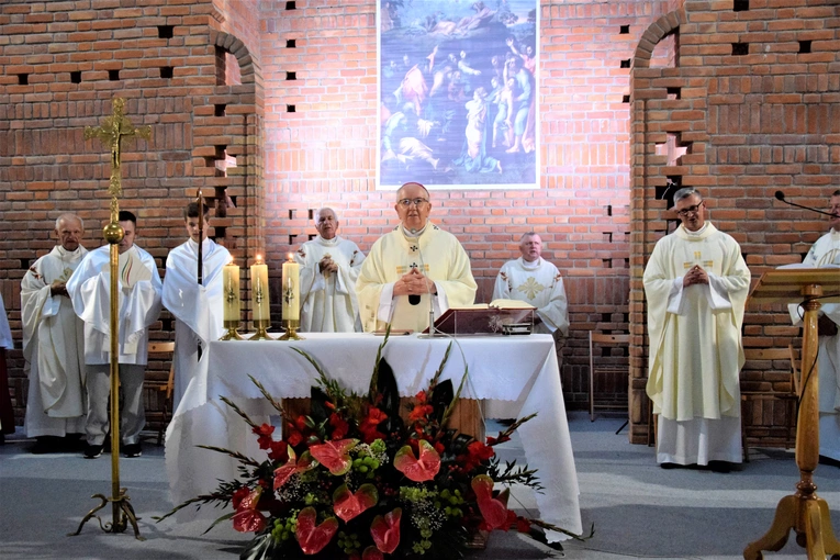 Pierwsza Msza św. w kościele parafialnym pw. Przemienienia Pańskiego w Lublinie. 
