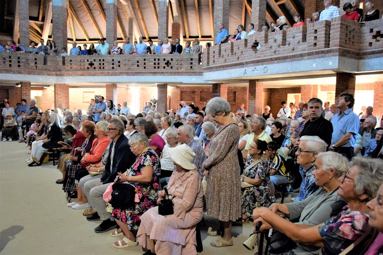 Pierwsza Msza św. w kościele parafialnym pw. Przemienienia Pańskiego w Lublinie. 