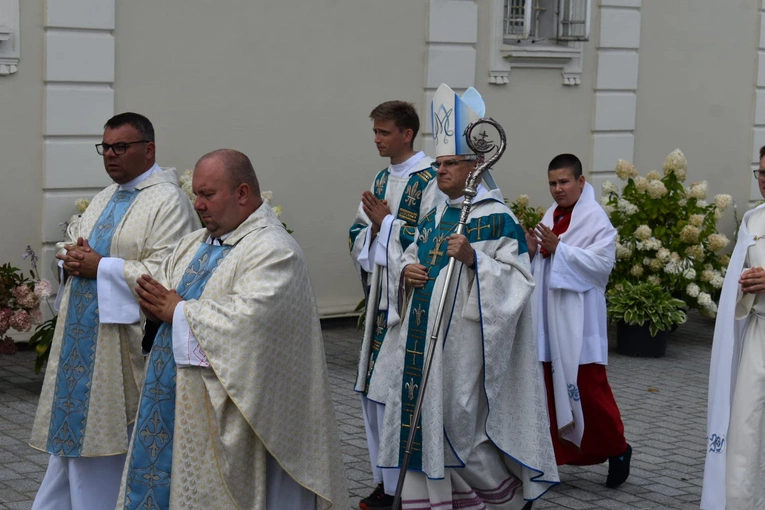 Pielgrzymi na jasnogórskich błoniach