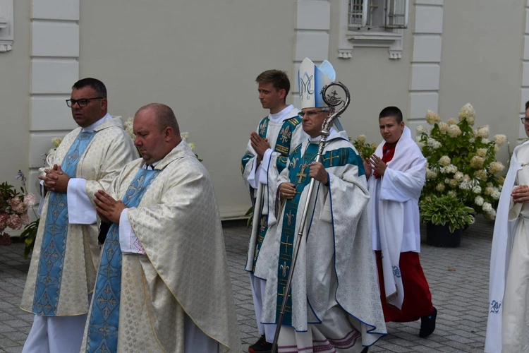 Pielgrzymi na jasnogórskich błoniach