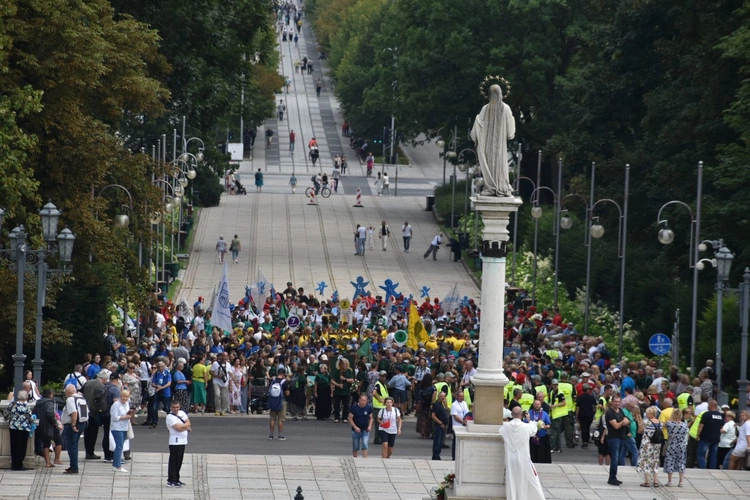 Pielgrzymi na jasnogórskich błoniach
