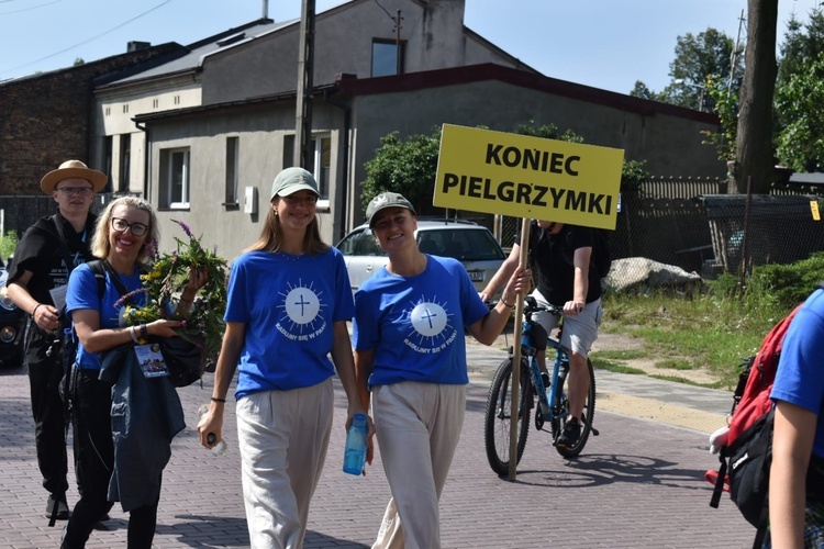 Pielgrzymi na jasnogórskich błoniach