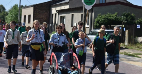 Pielgrzymi na jasnogórskich błoniach