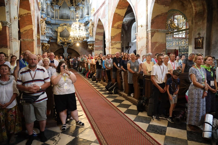 Pątnicy u bł. Wincentego Kadłubka