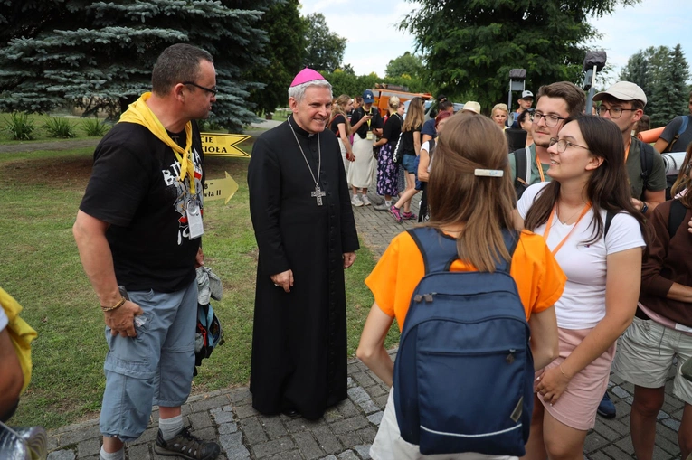 Pątnicy u bł. Wincentego Kadłubka