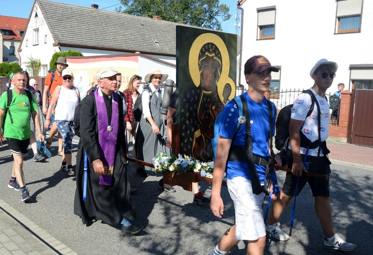 Jedynka zielona niesie ikonę Matki Bożej Częstochowskiej