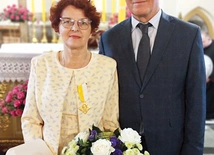 Odznaczona medalem Bożena Kęsicka wraz z mężem Jerzym.