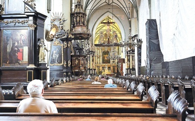 Odgrodzona część świątyni skrywa wspaniałe dzieła sakralne.