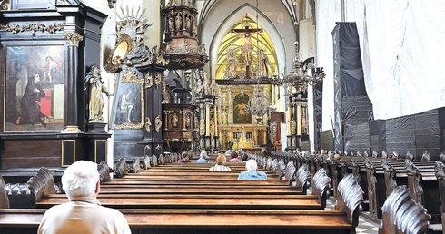 Odgrodzona część świątyni skrywa wspaniałe dzieła sakralne.