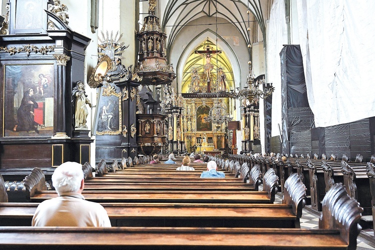 Odgrodzona część świątyni skrywa wspaniałe dzieła sakralne.