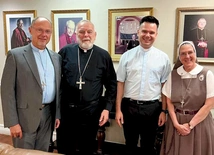 Spotkanie w Miami (od lewej): bp Sławomir Oder, arcybiskup Miami Thomas Wenski, ks. Adam Fabiańczyk, ekonom diecezji gliwickiej, i matka Adela Galindo SCTJM.