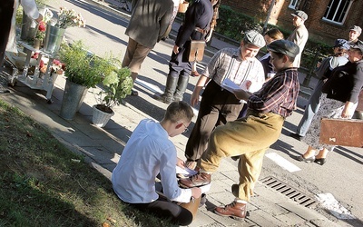 Pucybut to typowy motyw pojawiający się w przedstawieniach przedwojennej stolicy.