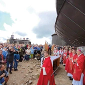Raz do roku Śnieżka staje się miejscem pielgrzymek dla setek osób.