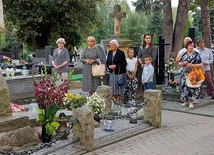 Po Mszy św. na grobie prałata Iwanickiego złożono kwiaty i zapalono znicze.