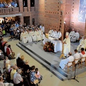 Eucharystia w nowym kościele.