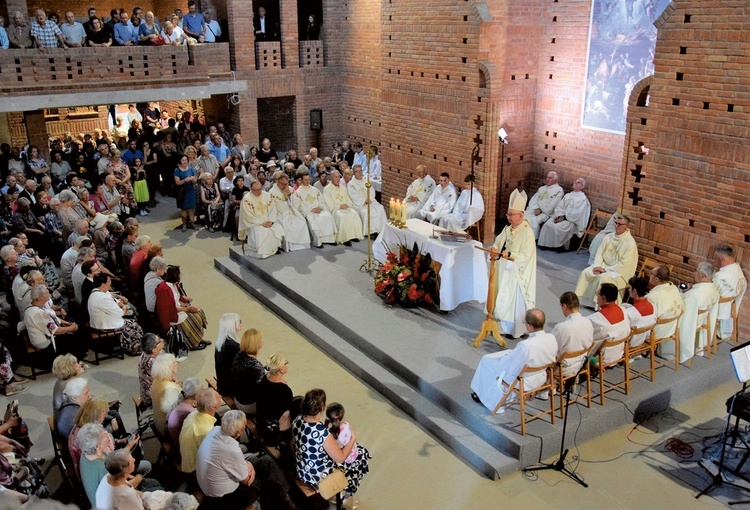 Eucharystia w nowym kościele.