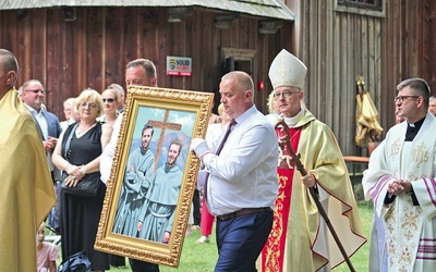 	 W procesji wniesiono do ołtarza obraz i relikwie męczenników z Pariacoto.