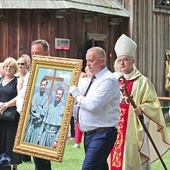 	 W procesji wniesiono do ołtarza obraz i relikwie męczenników z Pariacoto.