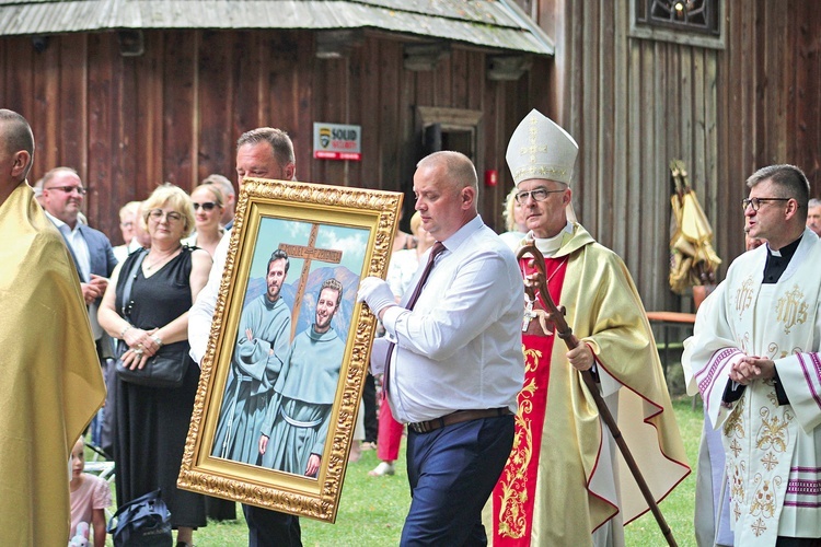 	 W procesji wniesiono do ołtarza obraz i relikwie męczenników z Pariacoto.