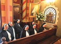 	Po zakończeniu uroczystości siostry modliły się w kaplicy klasztornej przy grobie założycielki zgromadzenia, matki Kolumby Róży Białeckiej.