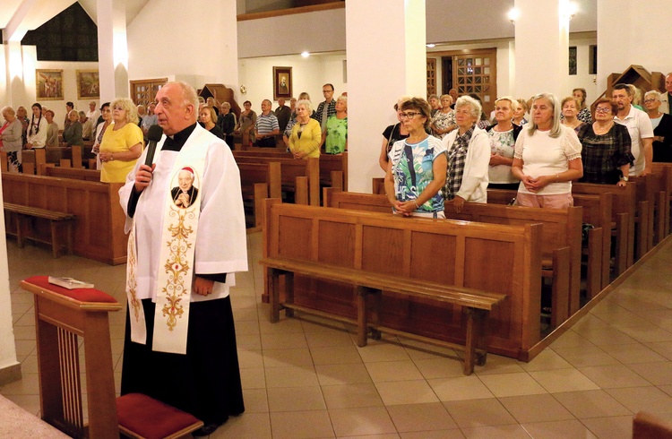 	Nabożeństwu przewodniczy ks. Czesław Wawrzyńczak.