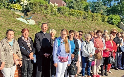 	Parafianie pielgrzymują corocznie w sierpniu  na Jasną Górę.