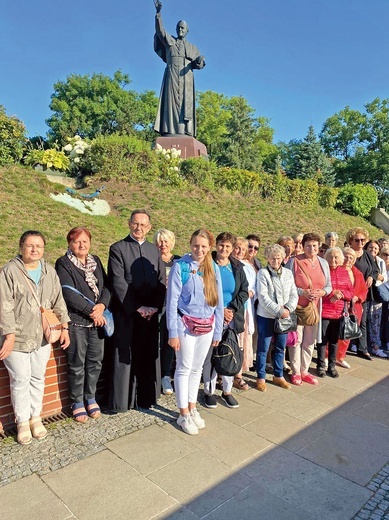 	Parafianie pielgrzymują corocznie w sierpniu  na Jasną Górę.