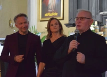	Rafał i Joanna Patyrowie z ks. Henrykiem Dziadczykiem.