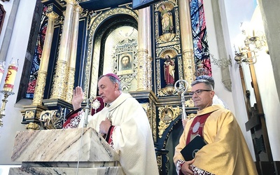 6 sierpnia bp Andrzej Jeż poświęcił odnowione ołtarze. Z prawej kustosz świątyni ks. Jerzy Jurkiewicz.