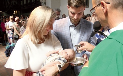 W Bierutowie (trzeci dzień wędrowania) bp Małyga ochrzcił Juliana Biskupa. Jego dziadkowie i bracia szli w tegorocznej edycji PPW.