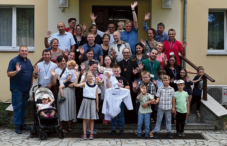 Oczywiście do Pani Cierpliwie Słuchającej przyjechały całe rodziny. Łącznie z księdzem to 44 osoby.