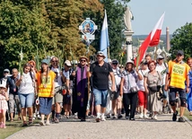 Pielgrzymi z Warszawy wchodzą na Jasną Górę