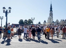 Pielgrzymi pod jasnogórskim szczytem