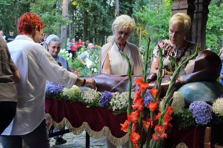 Misterium Zaśnięcia NMP - namaszczenie figury 