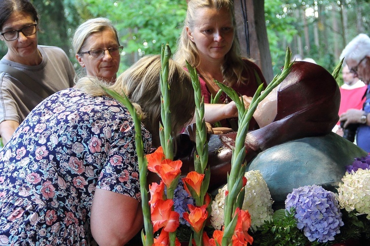 Misterium Zaśnięcia NMP - namaszczenie figury 