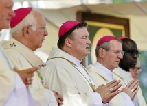 Abp Wacław Depo wśród koncelebransów