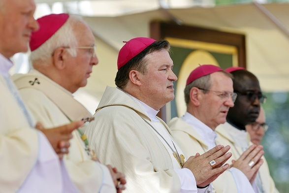 Abp Wacław Depo wśród koncelebransów