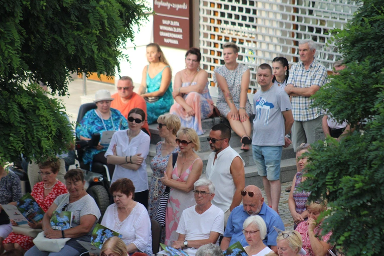 Ciechanów. Piosenki żołnierskie na Warszawskiej