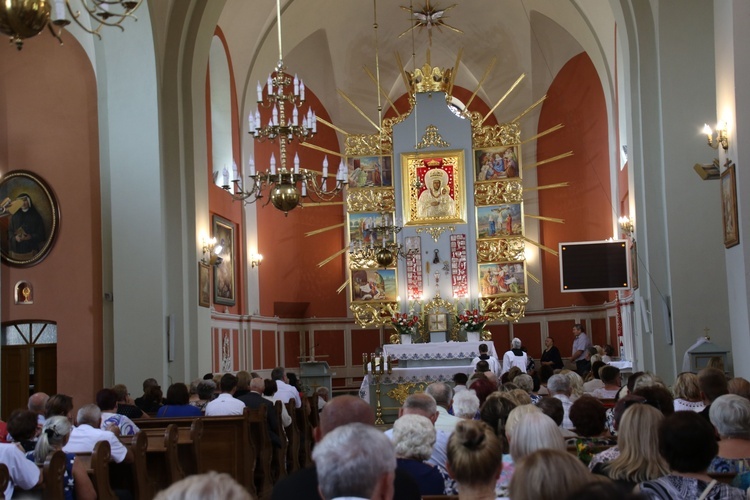 Świątynię wypełniła rzesza czcicieli Matki Bożej.