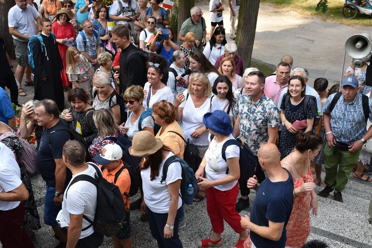 Pielgrzymi u Matemblewskiej Pani