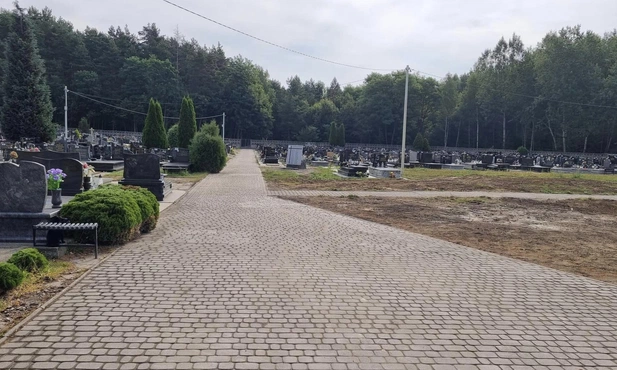 Trzebinia. Cmentarz komunalny otwarty. Dwa lata temu zapadła się tu ziemia