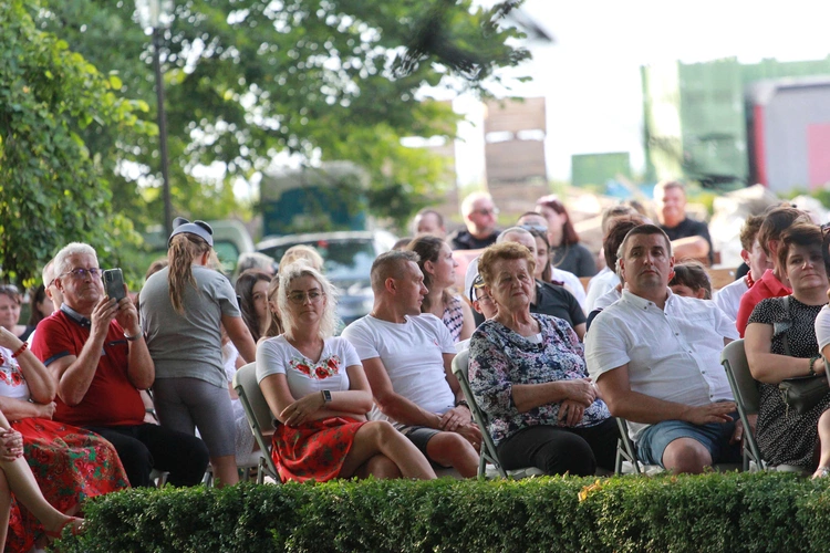 Koncert pod lipą