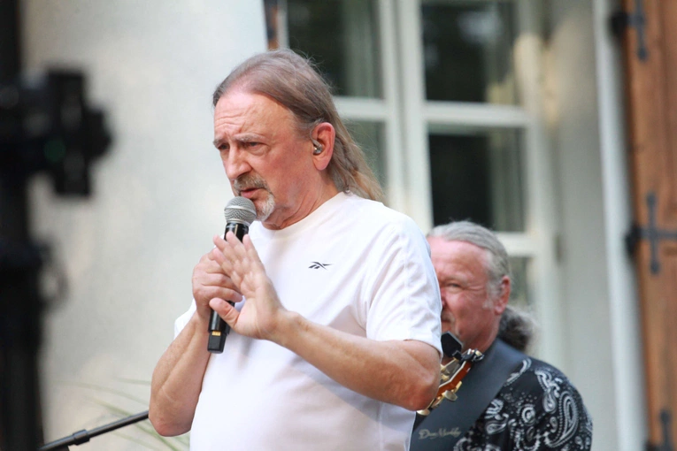 Koncert pod lipą