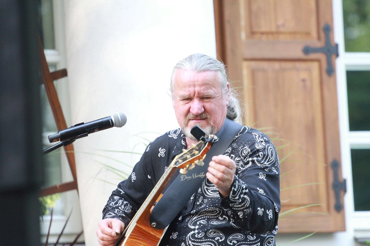 Koncert pod lipą