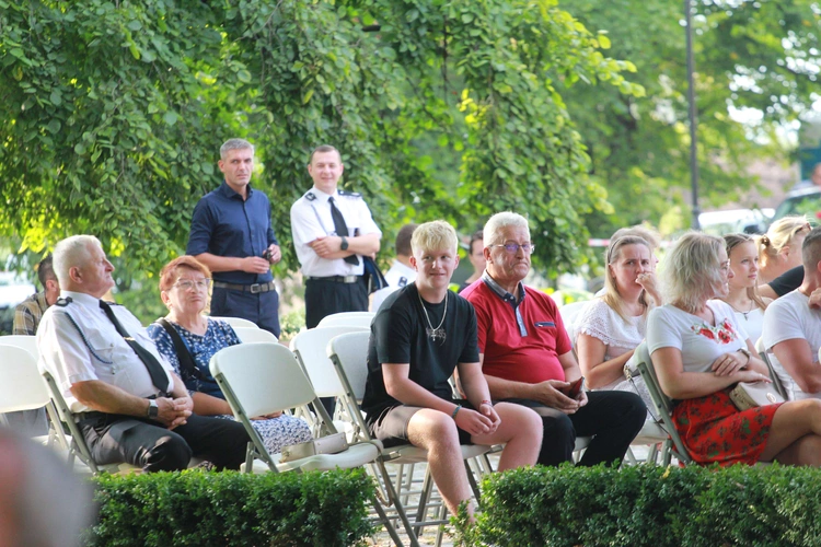 Koncert pod lipą