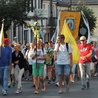 Pielgrzymi z różnych stron szczególnie w sierpniu nawiedzają sanktuarium w Suserzu.